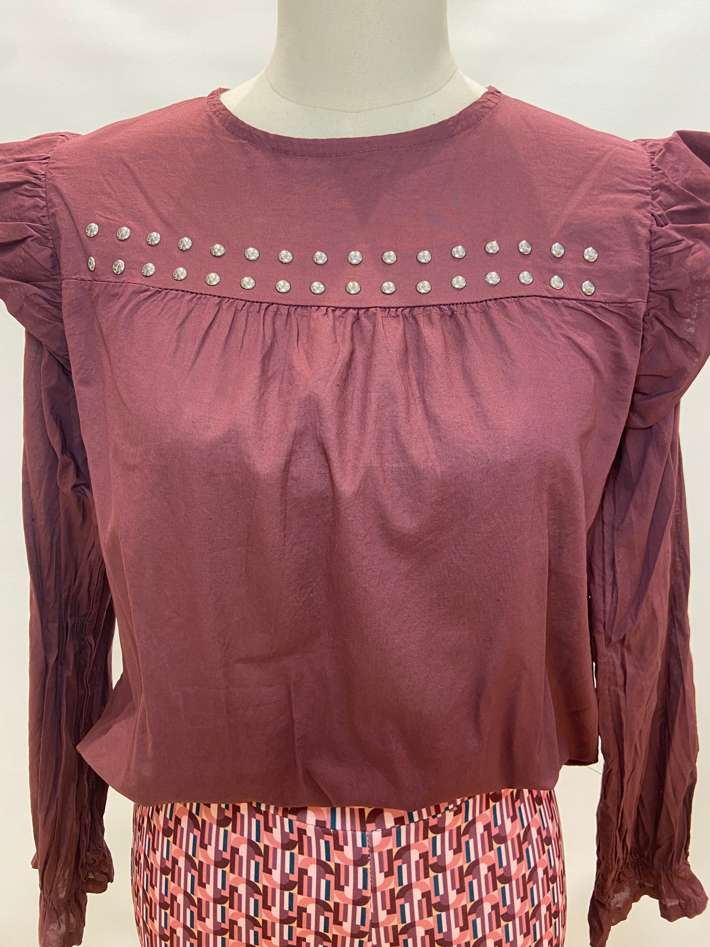 Camisa manga larga tachuelas pecho